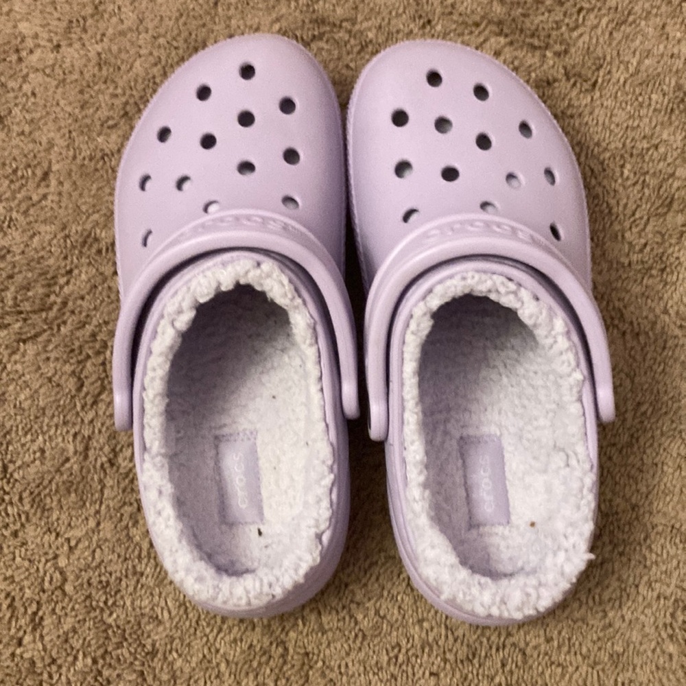 brand-new periwinkle furry crocs size 6 been worn once